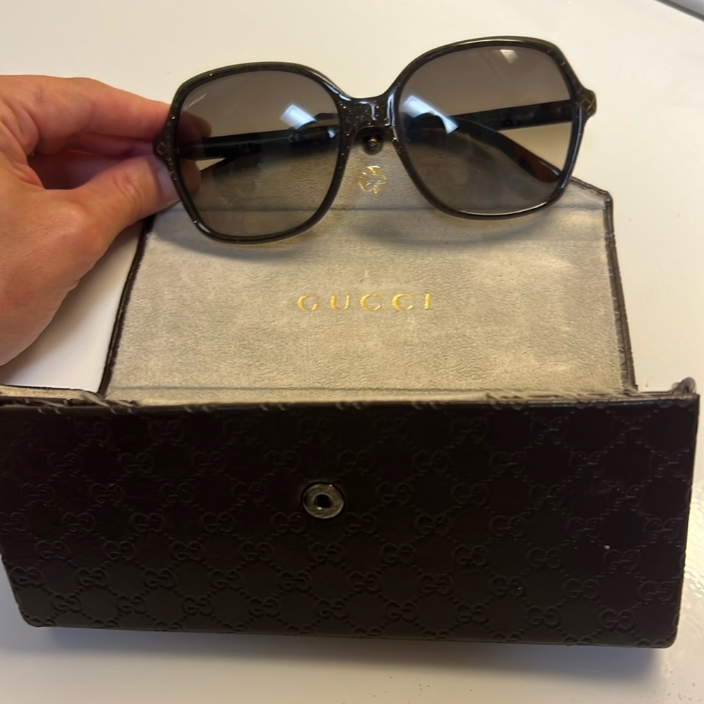 Gucci sunglasses. Excellent used condition.No scratches brown & gold flake frame